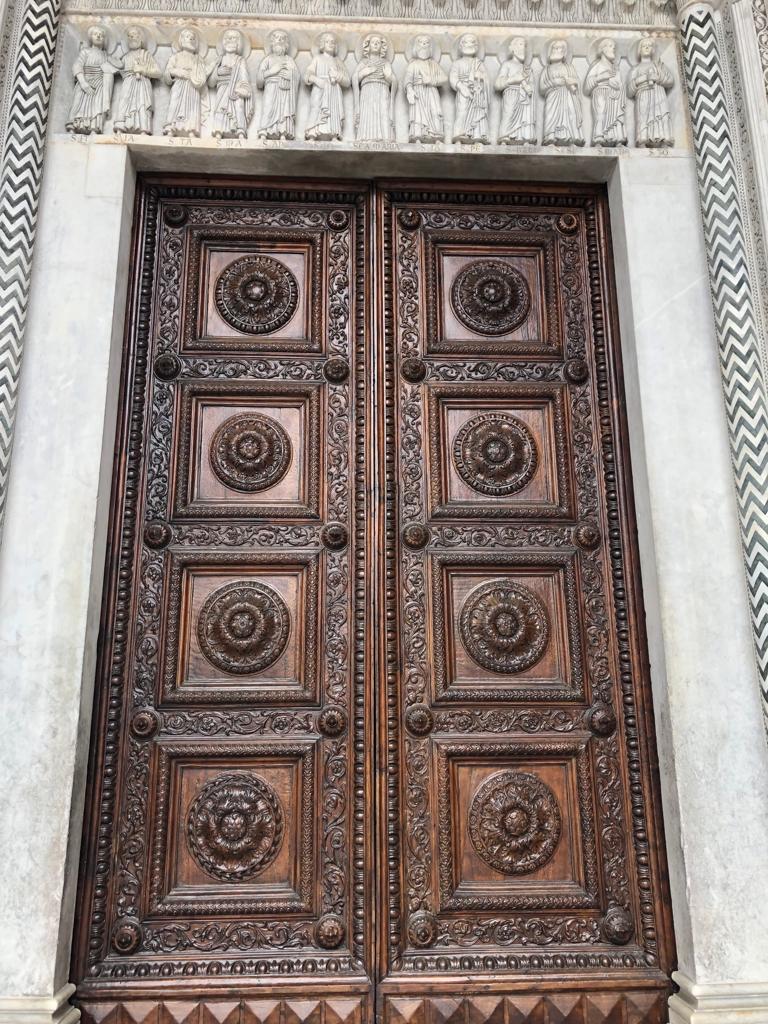 Puerta de la catedral de Lucca